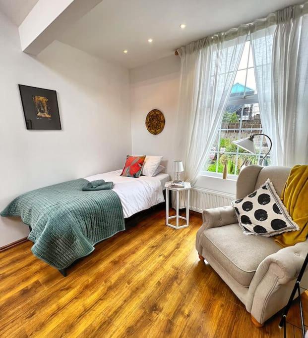 True Colours Apartment In Central Location Bangor  Exterior foto