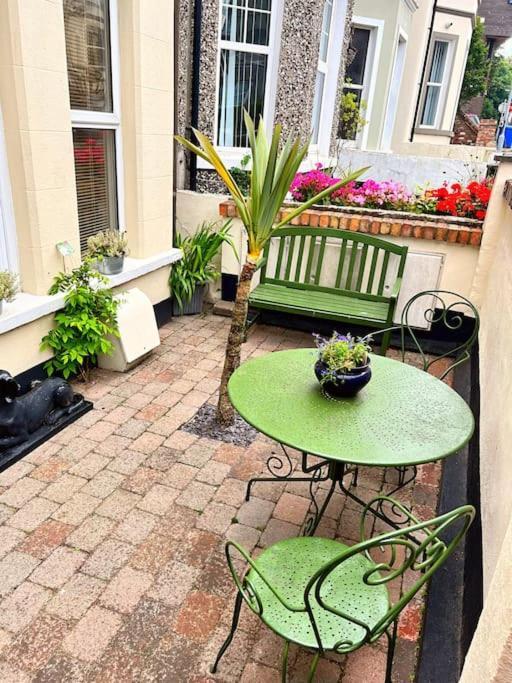 True Colours Apartment In Central Location Bangor  Exterior foto